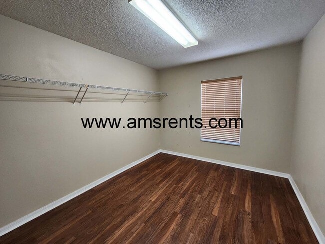 Building Photo - Delightful 3 bedroom 2.5 bath House