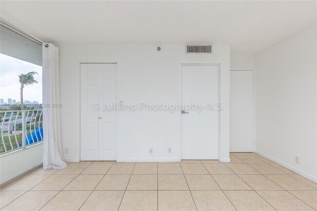 Building Photo - 7601 E Treasure Dr