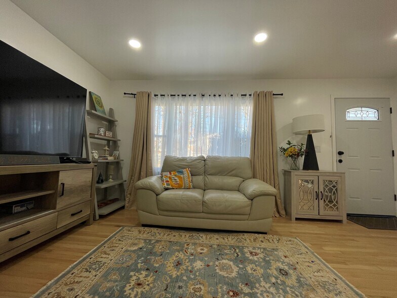 Living Room - 11 Raymond Pl