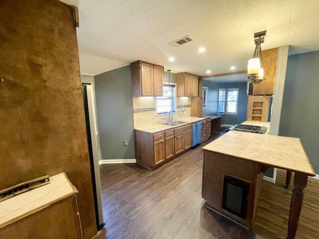 Building Photo - Spacious 4 bed 2 bath home for rent in Pearl!