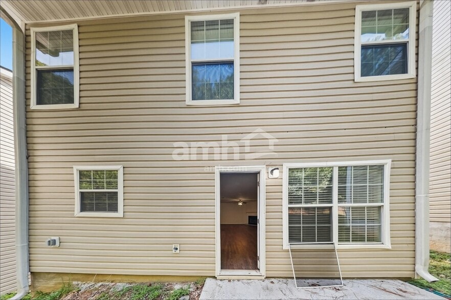 Building Photo - 119 Hidden Creek Dr
