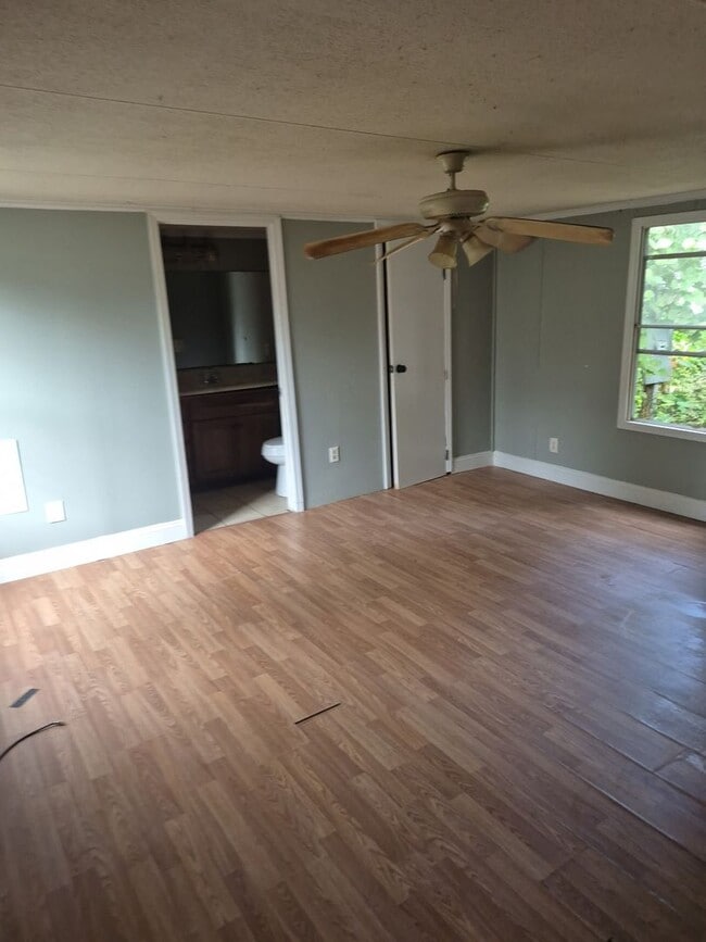 Building Photo - 3 bedroom 2 bath mobile home