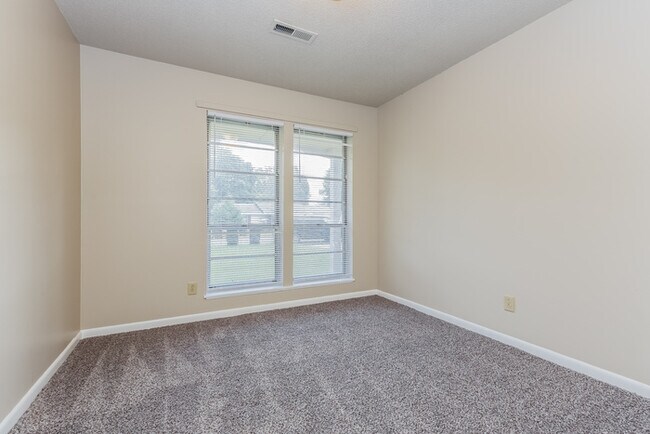 Building Photo - Spacious Ranch Style Home!