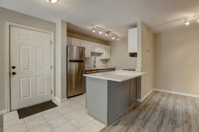Building Photo - $1,750- 2 Bed 2 Bath Condo in Lakewood wit...