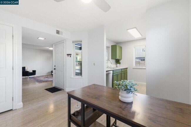 Building Photo - 102 Luna Grande Cir