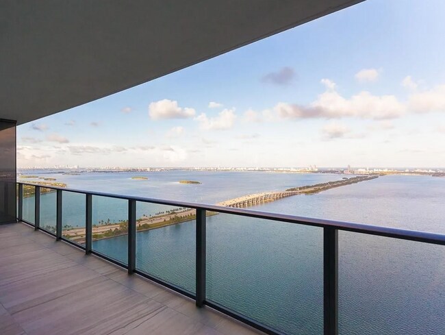 Building Photo - 3131 NE 7th Ave