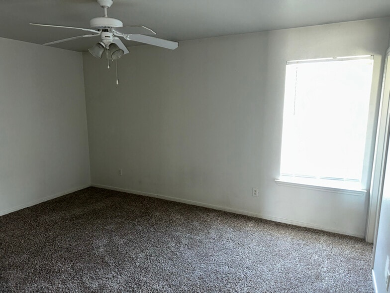 Building Photo - 402 Topeka Ct