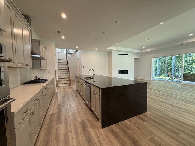 Building Photo - Beautiful 4 Bedroom Single Family Home