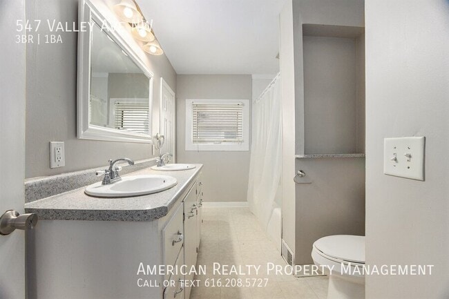 Building Photo - 547 Valley Ave NW