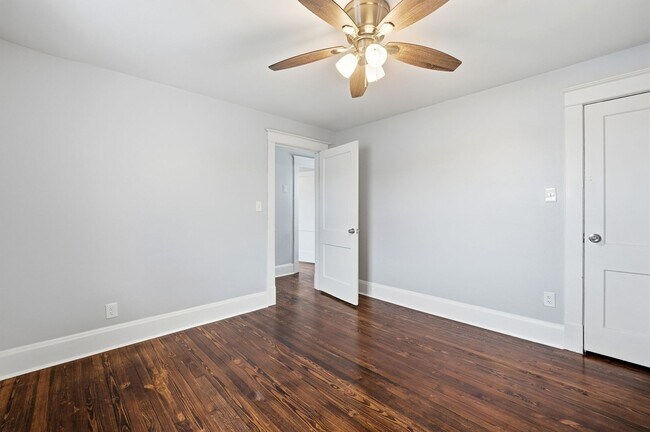 Building Photo - Three Bedroom Home in Hamilton!