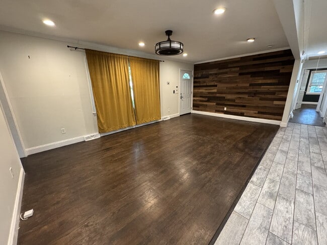 Building Photo - Updated home in Pendleton - Fenced in Yard (Pet Friendly)