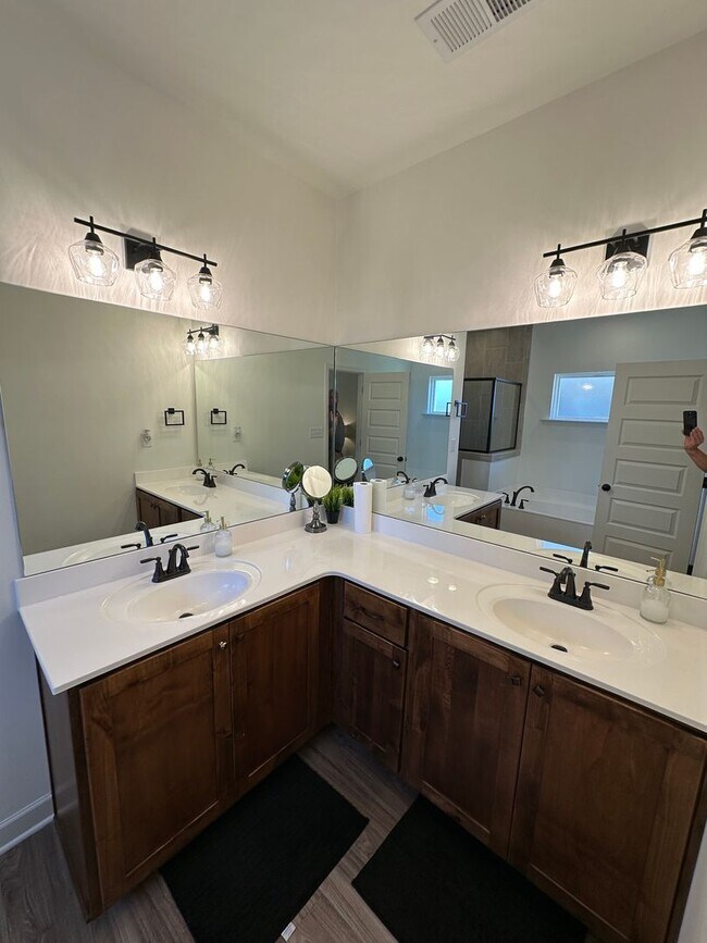 Building Photo - IMMEDIATE MOVE IN!!! Beautiful 4 Bedroom/ 2 Bath in Pinewood Subdivision- Southaven