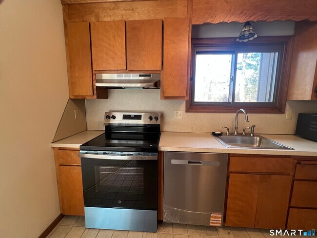 Building Photo - 649 Middle Tpke E