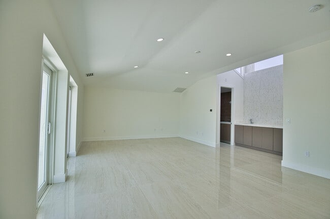 Building Photo - 13064 Via Flavia