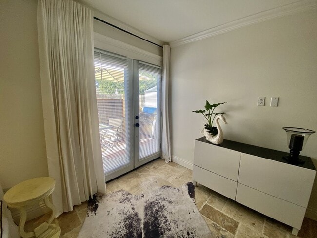 Building Photo - Camarillo- Stylish One Bedroom off Main House