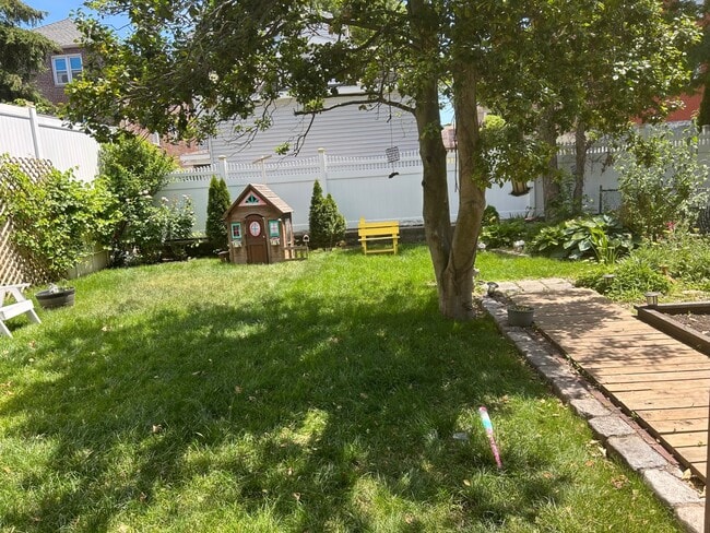 Building Photo - 1522 Dwight Pl