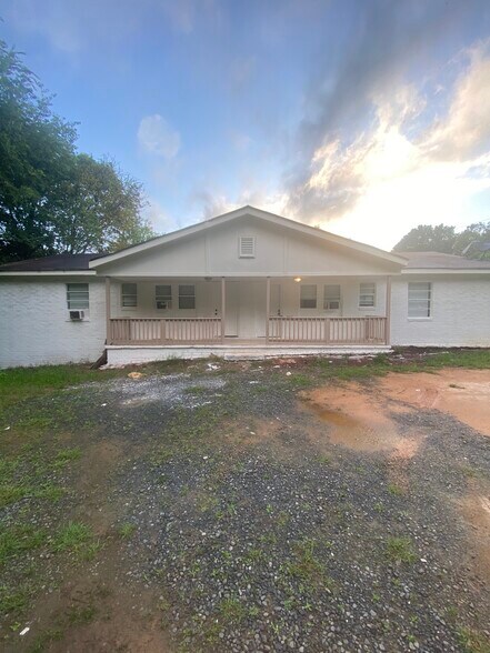 Building Photo - 806 Armory Dr