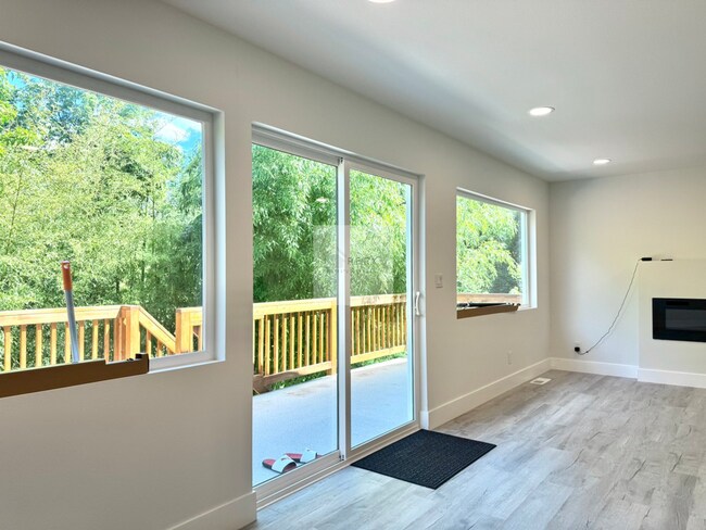 Building Photo - Updated 2 Bed, 1 Bath | South Beacon Hill | Private Patio + Parking