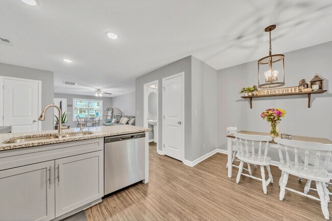 Building Photo - 253 Woodland Vly Ln