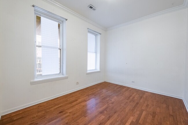 Building Photo - 910 W 19th Pl