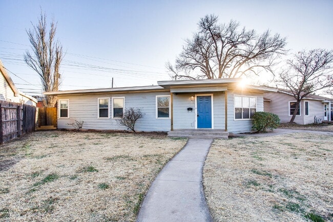 Primary Photo - Spacious Three Bedroom Home With Modern Fl...