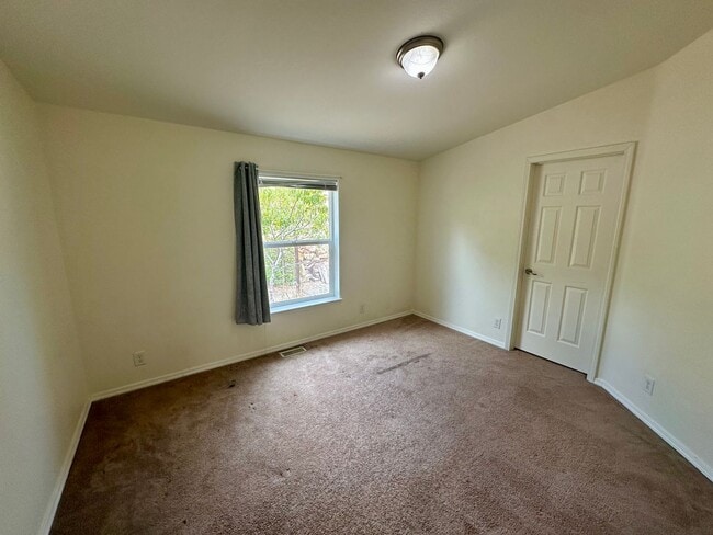 Building Photo - 3 Bedroom 2 Bath nestled in Grass Valley