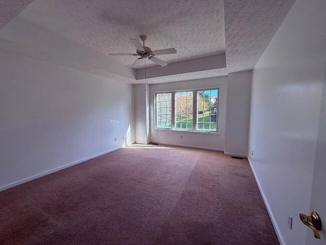 Building Photo - Gorgeous 3 Bedroom, 3 Bath Pet Friendly