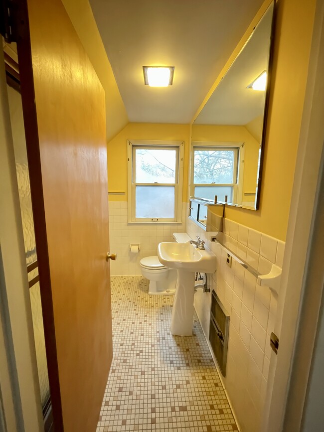 Full bathroom - 1231 Washtenaw Rd
