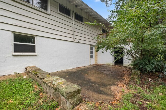 Building Photo - 2057 N Old Wire Rd