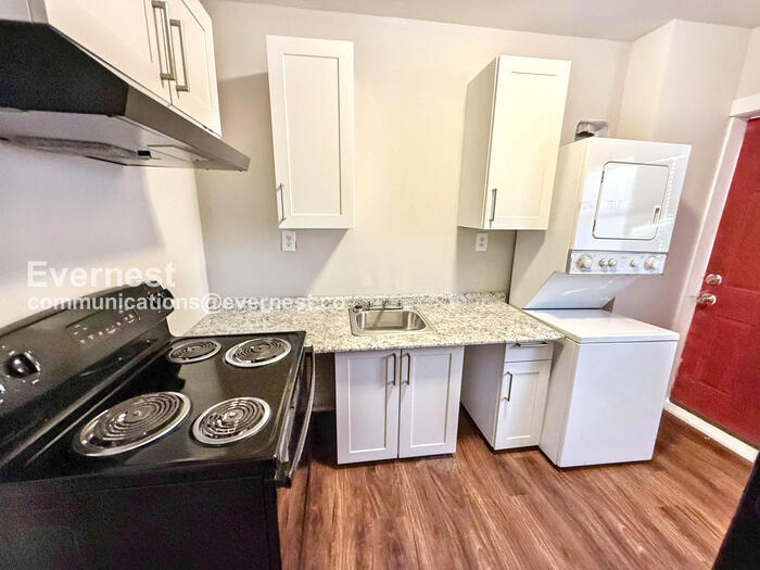 Building Photo - 203 9th Ave W