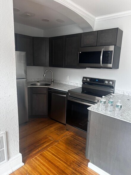 Building Photo - 552 3rd St