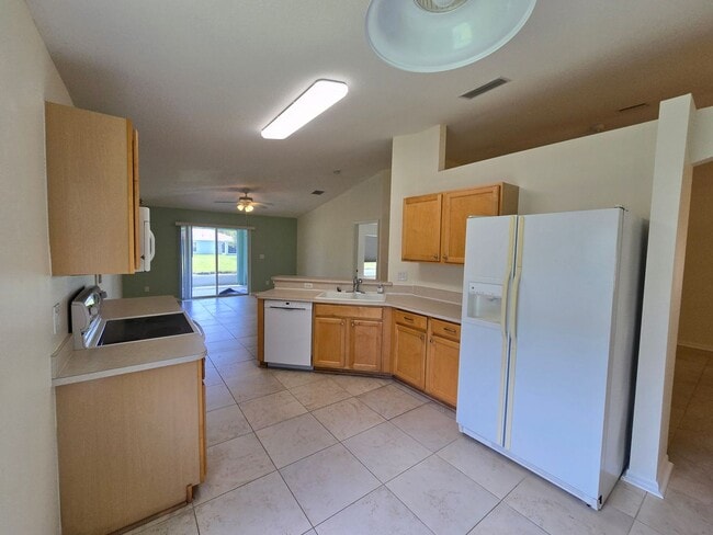 Building Photo - 4 Bedroom 2 Bathroom in Waterford Lakes