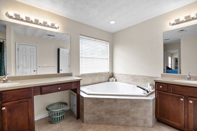 Building Photo - Spacious 5BR Home with Large Backyard in Quiet Chesapeake Neighborhood!