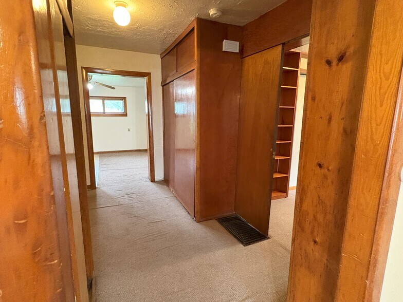 Building Photo - 1116 E Davenport St