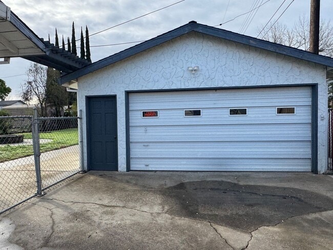 Building Photo - Single level home on large lot