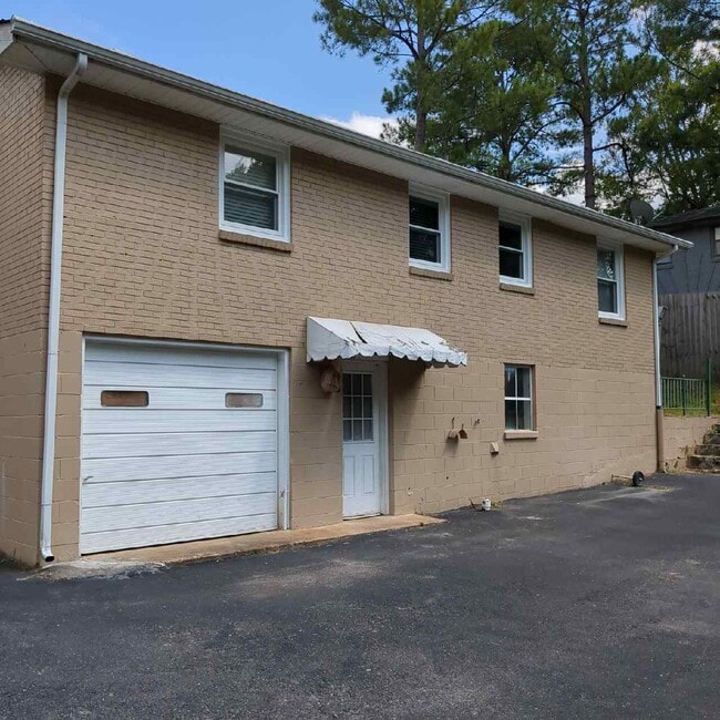 Building Photo - 493 Westcrest Dr
