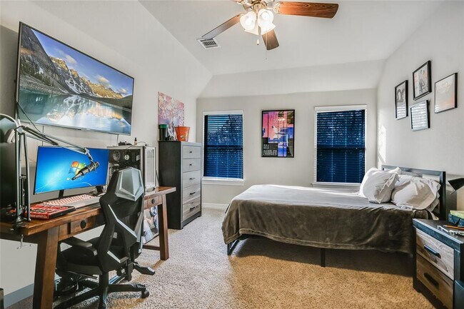 Building Photo - 223 Lake Como Dr