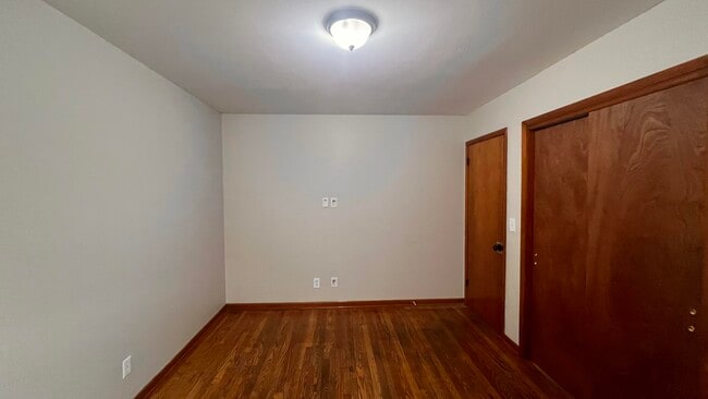 Building Photo - 8907 W Hampton Ave
