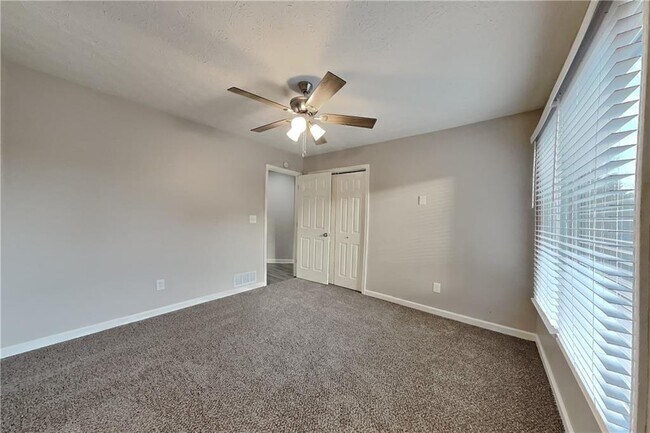 Building Photo - 880 Burning Bush Dr