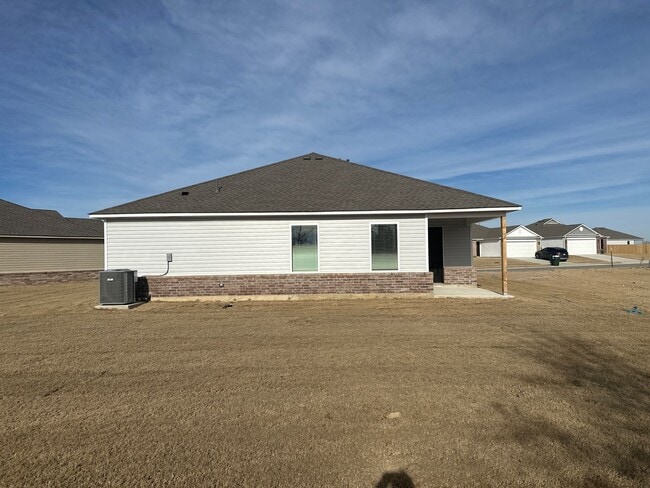 Building Photo - Three Bedroom | Two Bathroom Home in Claremore