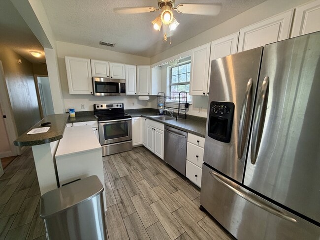 Building Photo - 102 Lake Charles Rd