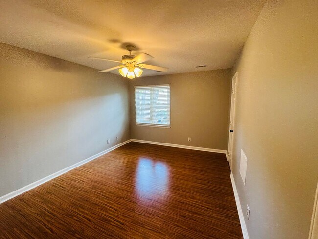 Building Photo - 5612 Darrow Dr