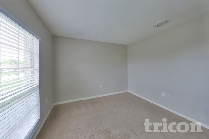 Building Photo - 7833 Manor Dr
