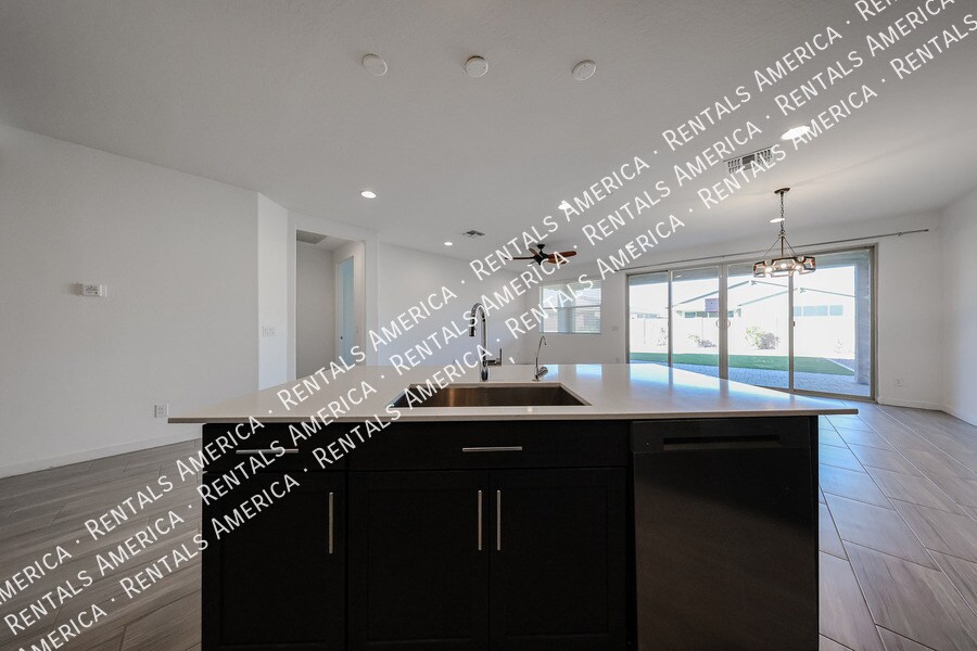 Building Photo - 2256 E Ridgewood Ln