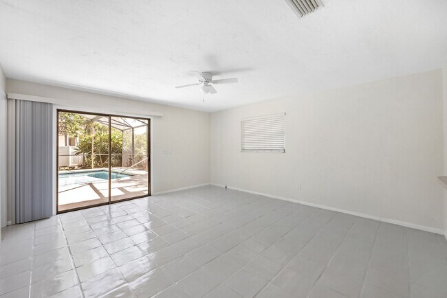 Building Photo - 2 Bedroom 2 bath Pool Home in Naples park