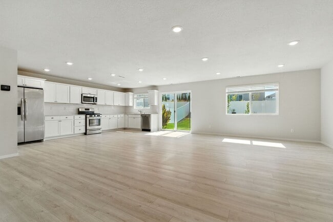 Building Photo - Beautifully Maintained Home in Coveted HOA...