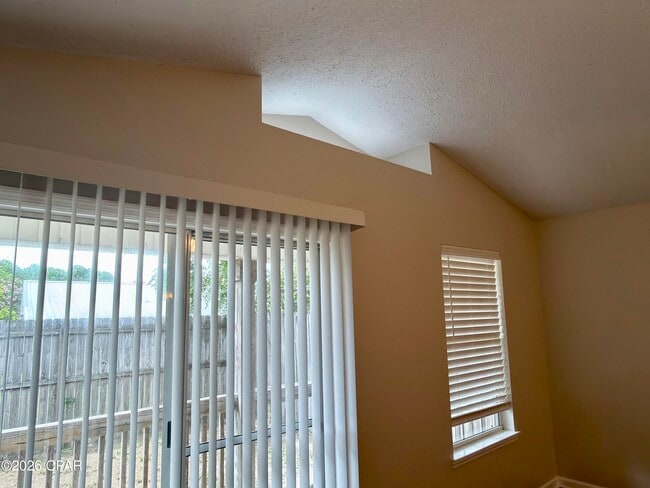 Building Photo - 425 Dolphin Dr
