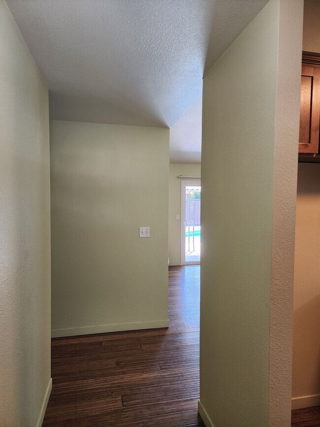 Building Photo - 3 Bedroom 2 Bathroom with Pool Near Davis High School