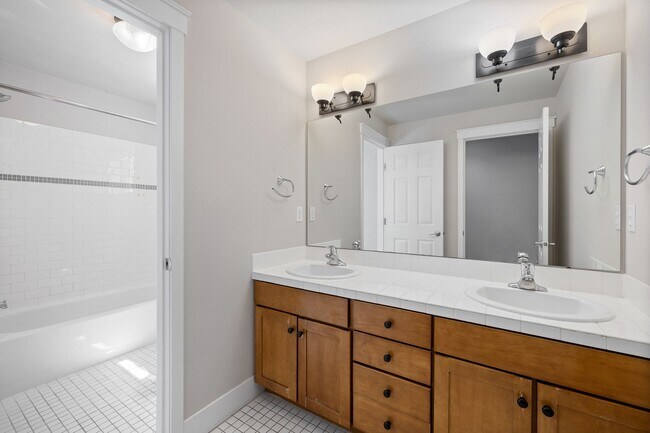 Building Photo - Stylish 3 bedroom townhome in Madison Valley!