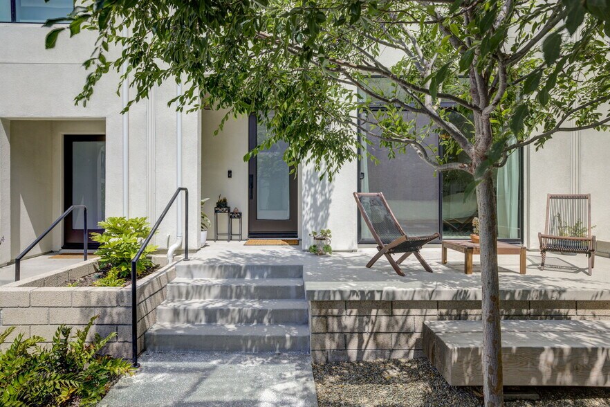 Ground Level - Exterior - Front Entrance and Community Area - 4518 Ayla Ln